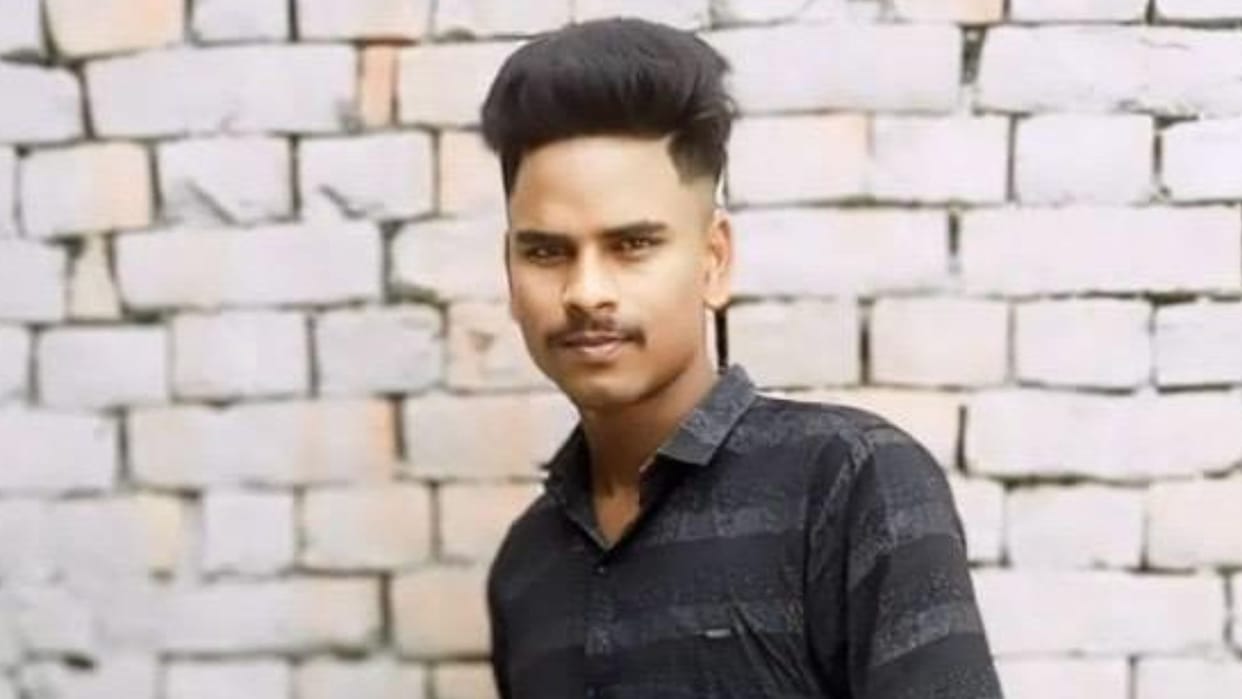 dead body of young man found near his house in jaunpur police arrived late family members blocked the road