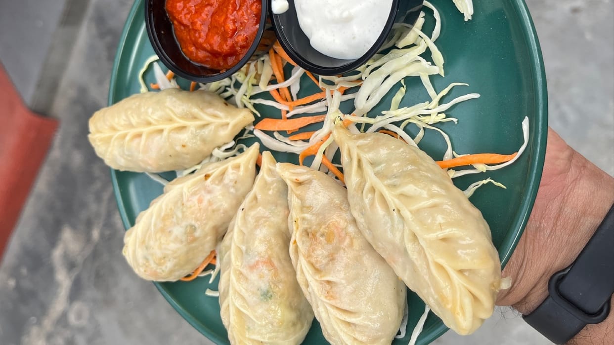 One died and several hospitalized after eating momos from a food stall in Hyderabad Telangana news in hindi