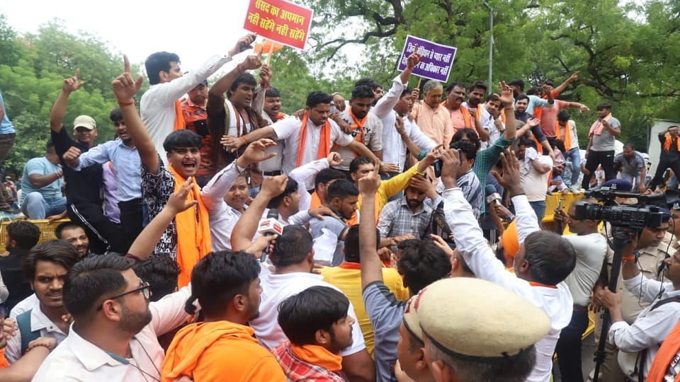 Hindu organizations demonstrated against Asaduddin Owaisi in Delhi