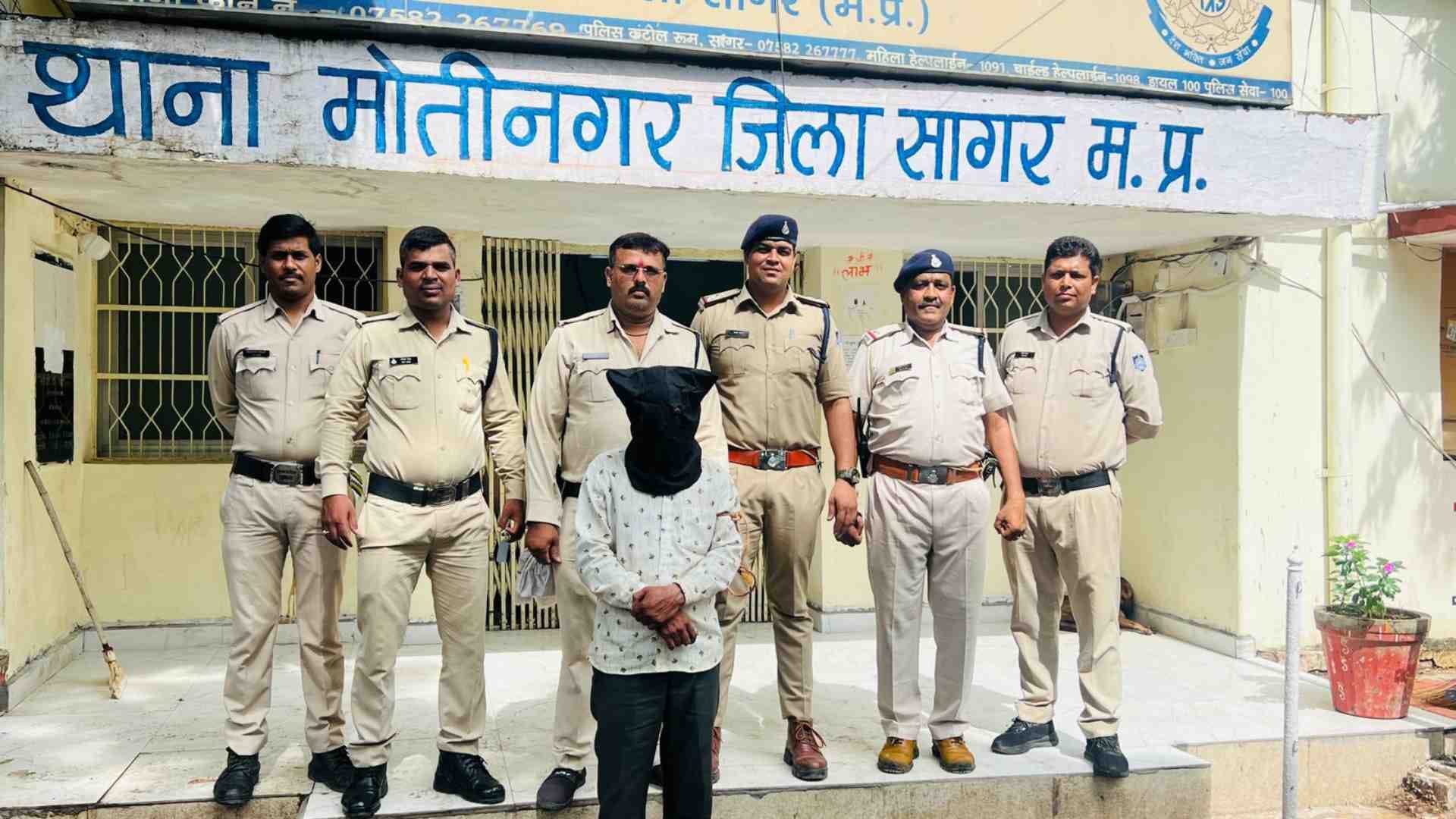पुलिस की गिरफ्त में आरोपी।