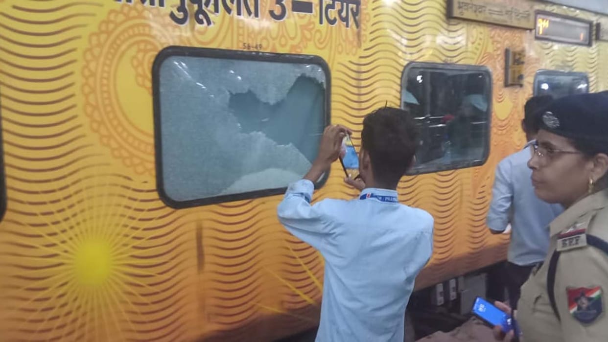 Kanpur: Stone pelting in Bhubaneswar Tejas Rajdhani, glass of AC coach broken