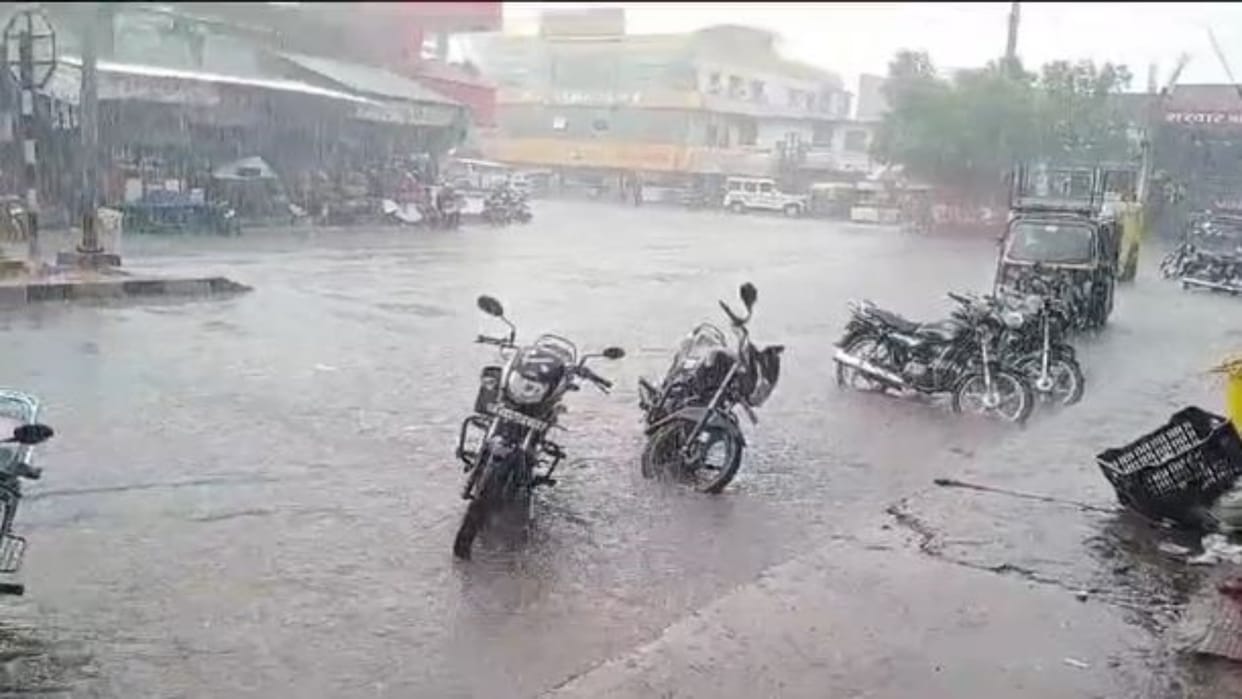 Karauli News: Heavy rain gave relief from the heat, mood of the weather changed due to rain in the afternoon