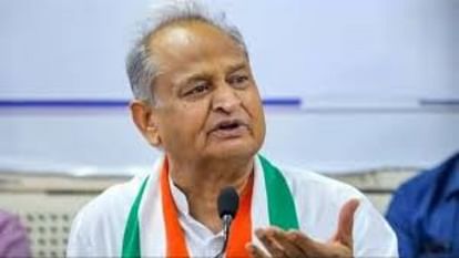 Rajasthan News: सीएस के बयान पर गहलोत बोले- रोजगार के मुद्दे से ध्यान भटकाने की कोशिश कर रही है भाजपा Rajasthan News: Gehlot's reaction on CS's statement - BJP is diverting attention from the issue of employment