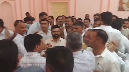 Bikaner News: Congress workers clashed during the meeting, ruckus in the presence of former ministers