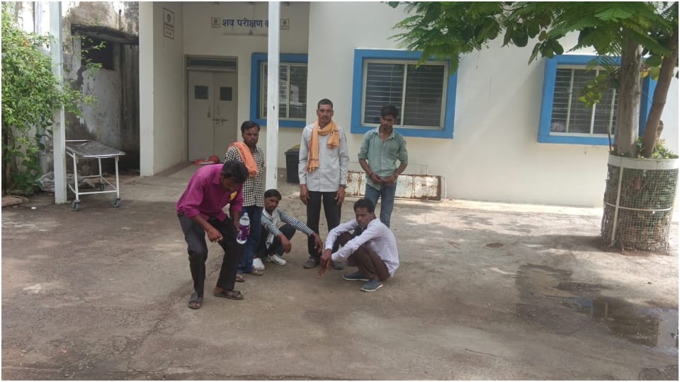 पुलिस ने पीएम के बाद परिजनों को सौंपा शव।