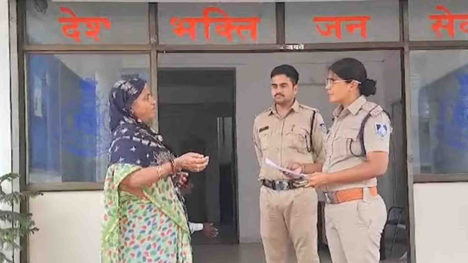 शिकायत लेकर थाने पहुंची महिला।