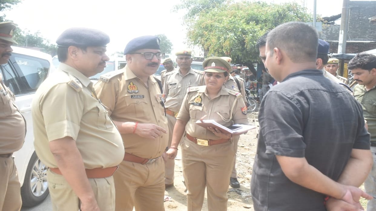 miscreants looting two lakh rupees from the grahak seva kendra in budaun