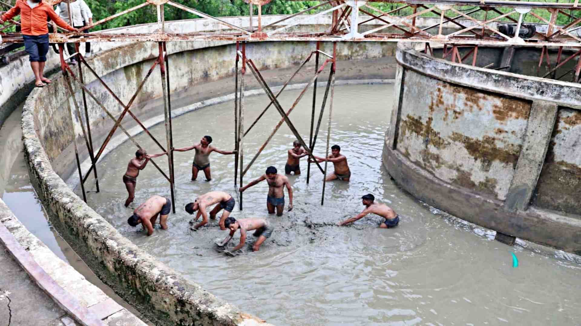 टैंक में सफाई करने उतरे श्रमिक।