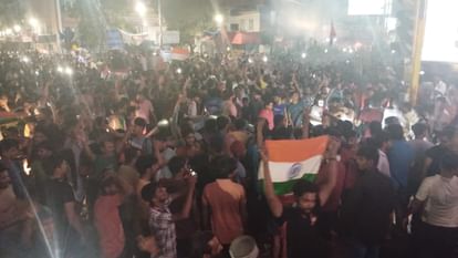 T20 World Cup: आतिशबाजी की गूंज और जुबां पर भारत माता की जय के नारे, उत्तराखंड में ऐसे मना भारत की जीत का जश्न T20 World Cup Final 2024 India Win Fans Celebrations in Uttarakhand Fireworks in sky Photos