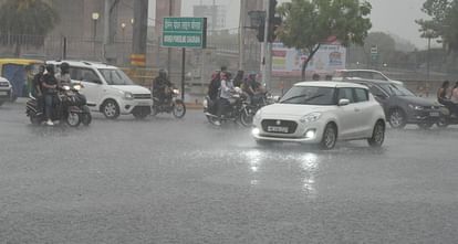 Weather in UP: प्रदेश में बारिश का दौर जारी, तापमान में गिरावट, मौसम विज्ञानी बोले- अभी जारी रहेगी वर्षा Weather in UP: Rain continue in Uttar Pradesh.