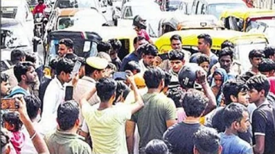 Pickup crushed two year old child, family members blocked the road in noida