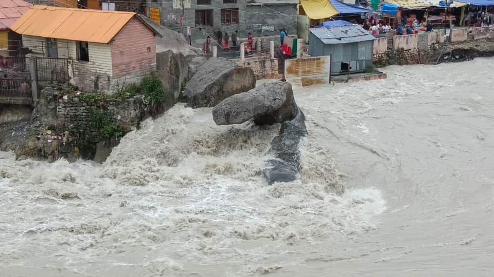 Uttarakhand Rainfall Alaknanda reached above danger mark in Badrinath Tapt Kund evacuated