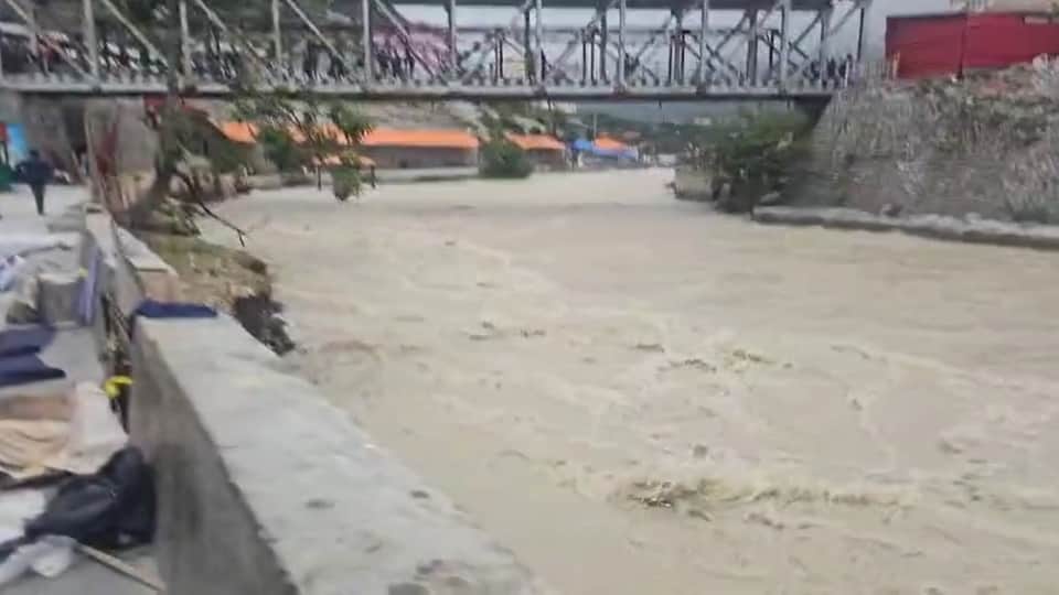 Uttarakhand Rainfall Alaknanda reached above danger mark in Badrinath Tapt Kund evacuated
