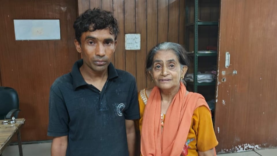 Dehradun News: Raju Met his Family after 16  Years Mother meet him after reading amar ujala News