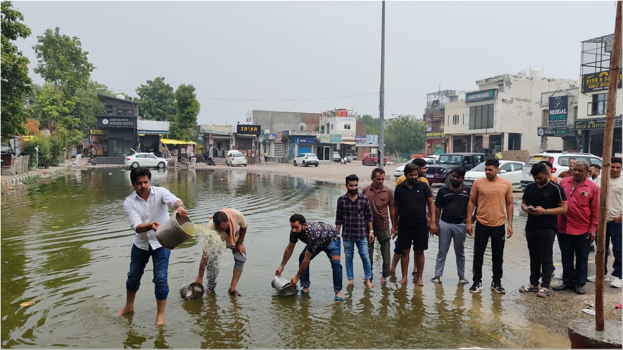Panipat: People protested against non-drainage of dirty water from Sector-12 shopping center