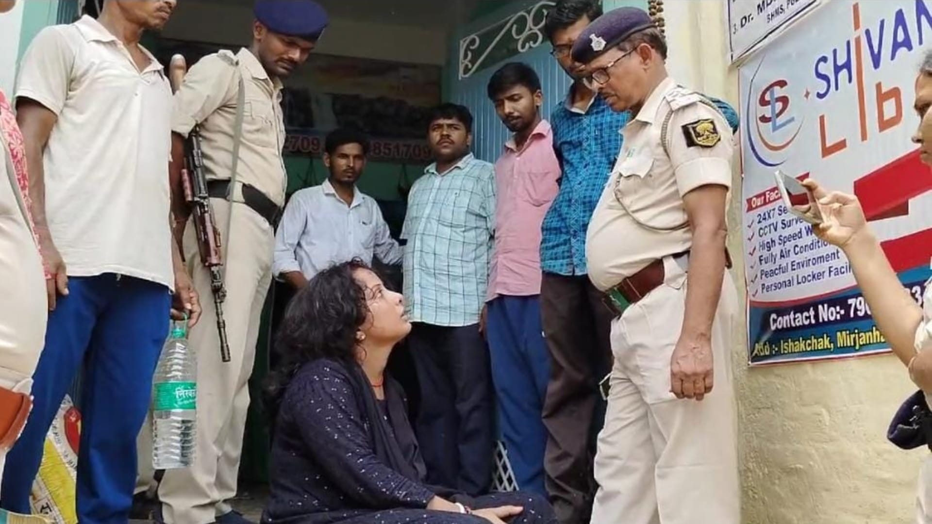 अस्पताल में मौजूद मृतक के परिजन और पुलिस