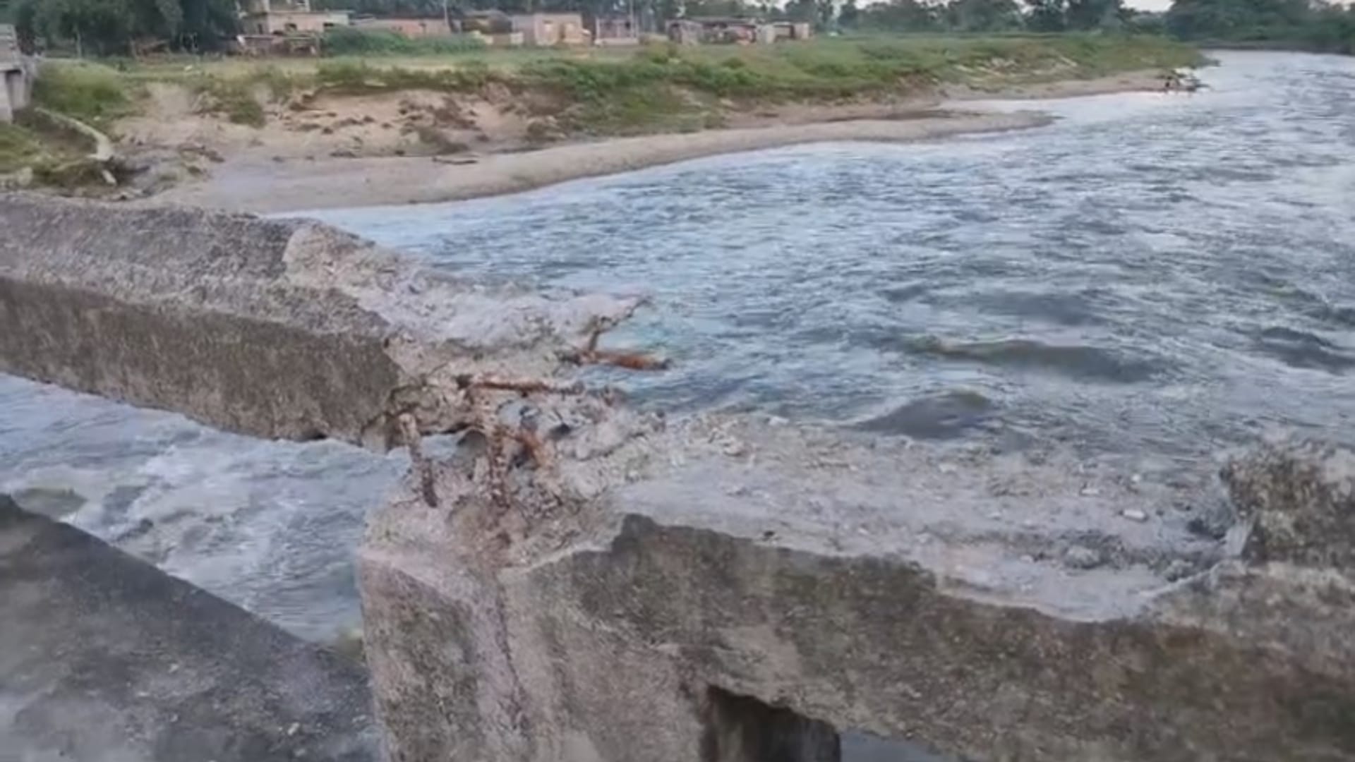 Bihar: pillar of bridge built on Bund river in Kishanganj sank by one foot, bridge collapsed in Bihar News