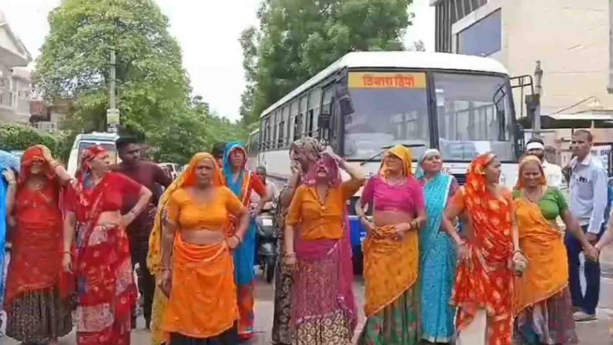 Alwar News: Local people blocked the bus stand road due to water issue