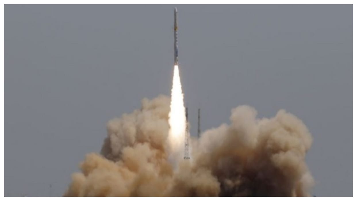 Chinese rocket explodes hundreds of fragments hovering in space thousand satellites in danger