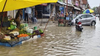 कौशाम्बी में मूसलाधार बारिश के बाद सड़क पर भरा पानी।