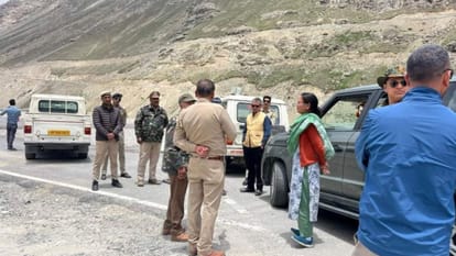 लाहौल-स्पीति के शिकुंला के समीप अधिकारियों के साथ निरीक्षण के लिए पहुंची विधायक अनुराधा राणा