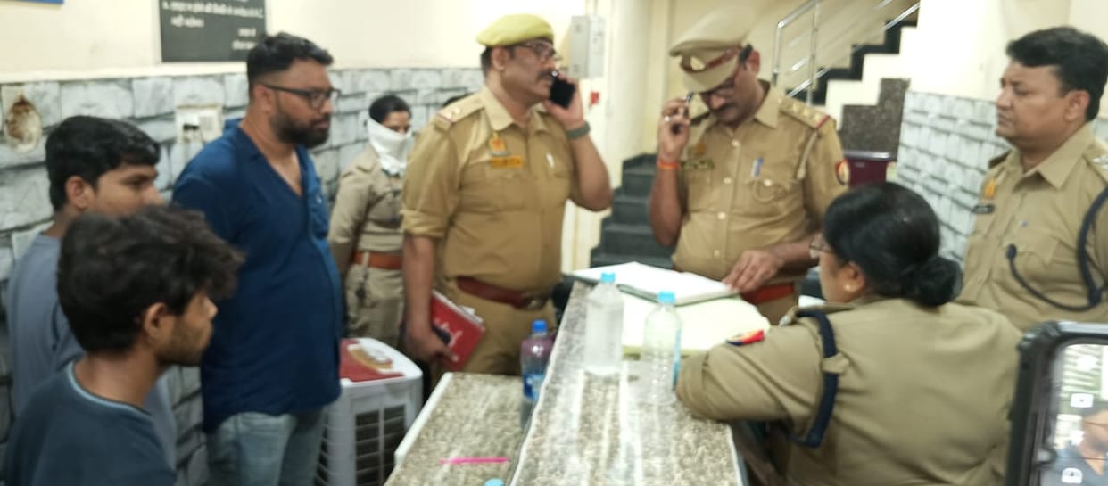 Lucknow: A couple commits suicide in a hotel in Naka thana.