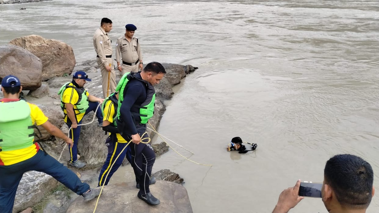 Rishikesh News woman and youth from Delhi drowned in Ganga at Neem Beach SDRF Doing search