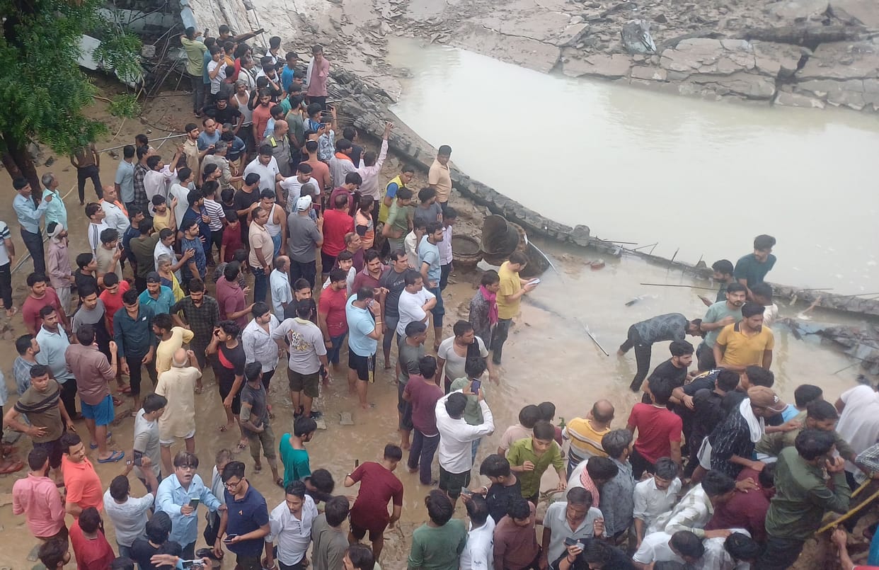 More than one lakh people faced water shortage due to collapse of 2.5 lakh litre water tank in Mathura