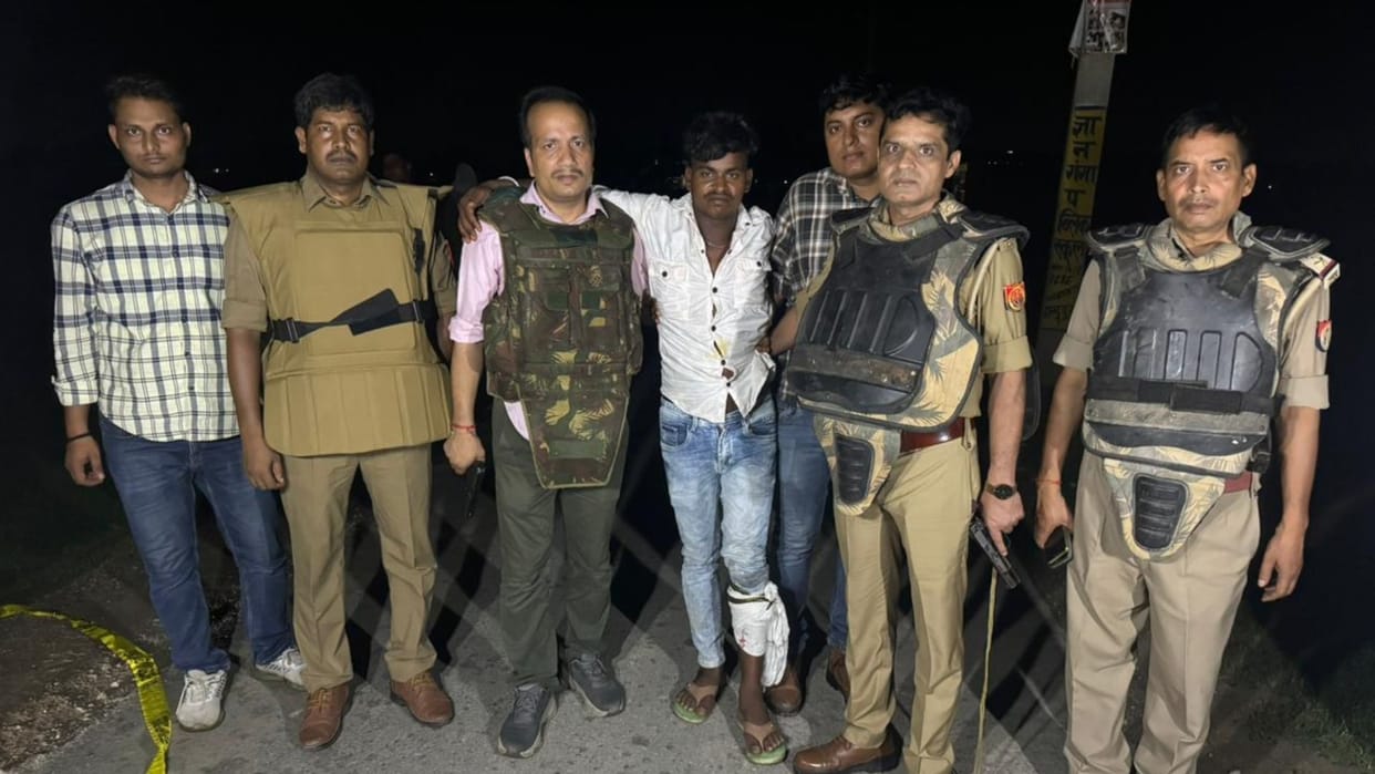 Encounter with two criminals in varanasi one injured other arrested Pistol and cartridges recovered