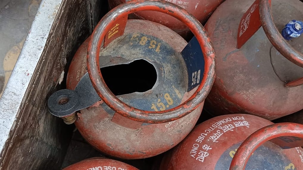 Jammu Kashmir : Cylinder exploded in Poonch kept in a vehicle that came to supply LPG