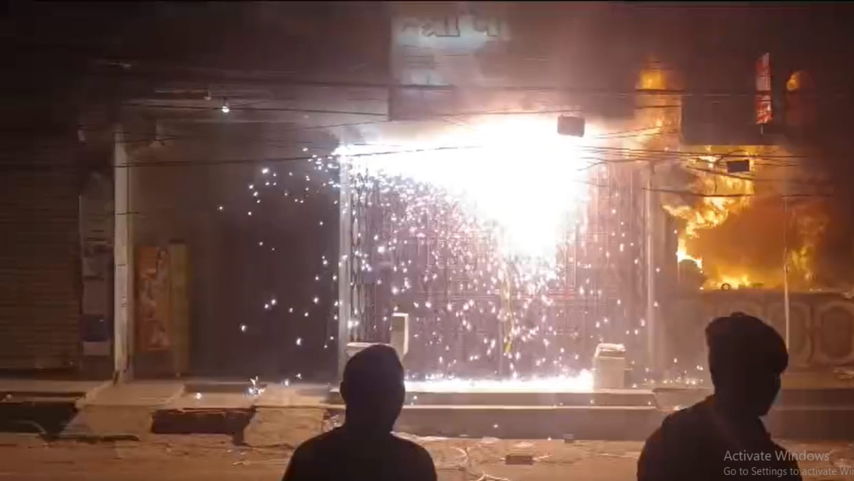 massive fire broke out in a paint shop in Prayagraj, many fire engines reached the spot.