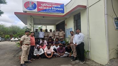 Udaipur News: गुजरात से आए 18 जुआरी पुलिस के हत्थे चढ़े, ताश की गडि्डयों समेत दांव पर लगे 2 लाख 21 हजार रुपये ज Udaipur: 18 gamblers from Gujarat caught by police, 2.21 thousand at stake along with decks of cards seized