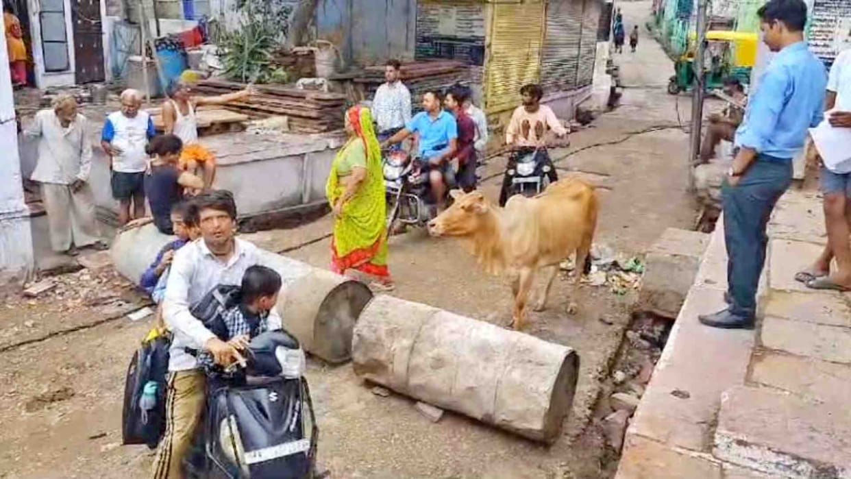 Karauli News: People upset with the broken electric wire blocked the road