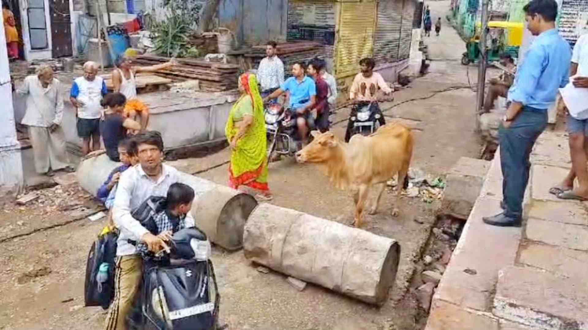 रास्ता न मिलने की वजह से परेशान राहगीर।