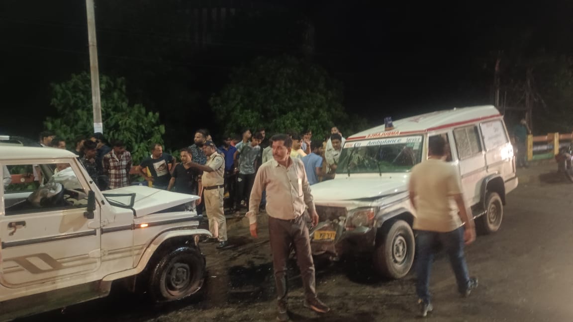 Drunk ambulance driver hits two vehicles in sagar mp news