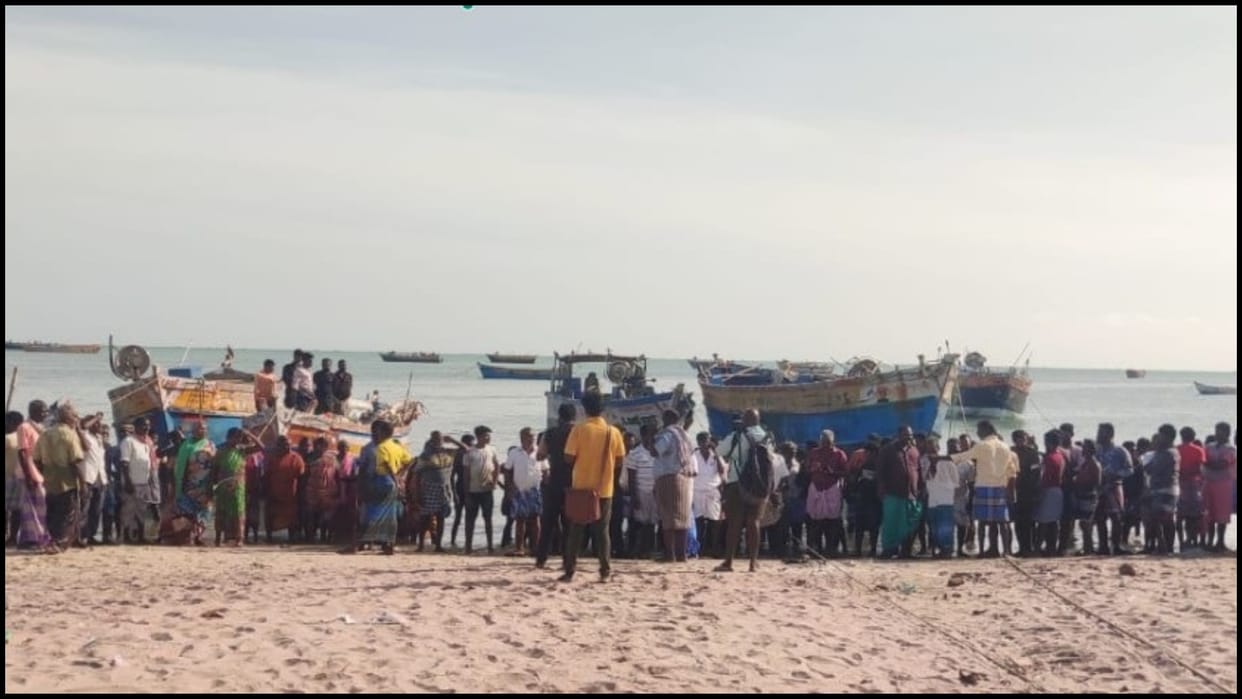 Sri Lankan Navy has apprehended four country boats and several Indian fishermen news in hindi