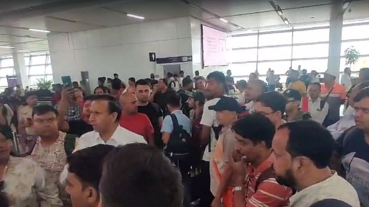 Passengers Create Ruckus At Delhi Airport Over Delay In Spicejet Flights – Amar Ujala Hindi News Live