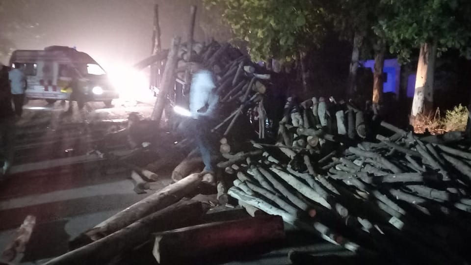Pickup vehicle collides with tractor-trolley laden with wood on Delhi-Pauri highway