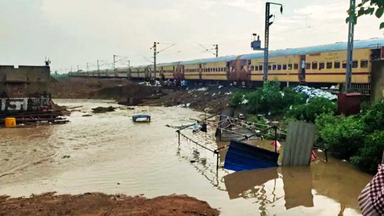 Train Status: Munger-Jamalpur-Munger train route disturbed due to rainfall bihar weather news today in hindi