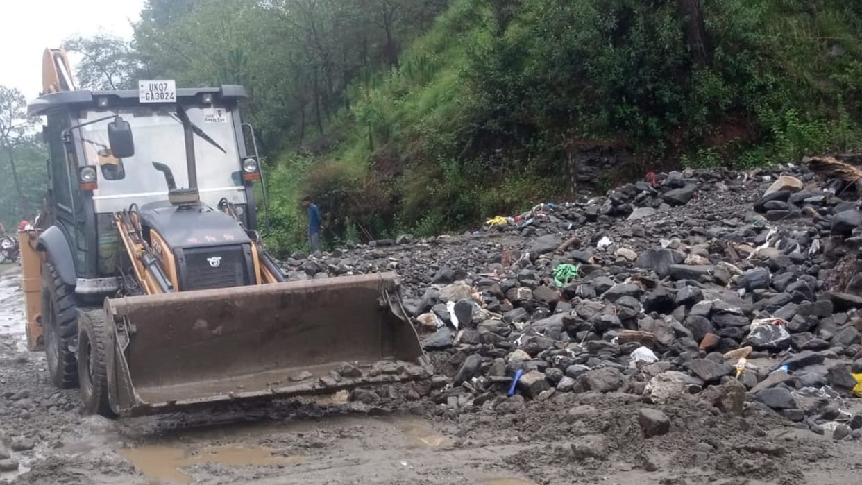 Heavy rain warning in Uttarakhand today 98 routes closed Read All Updates in hindi