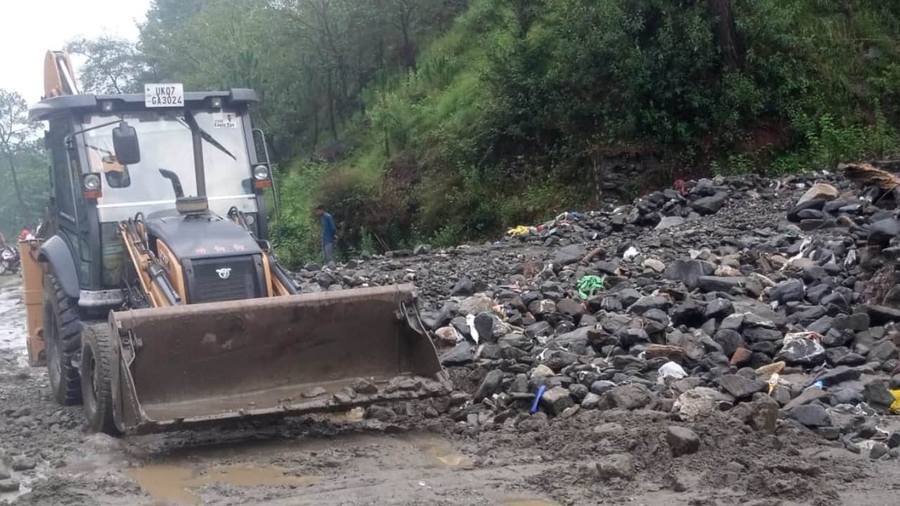 Rudraprayag-Gaurikund Highway debris fell from the hill in Fata rain roads closed Chamoli tharali Dewal