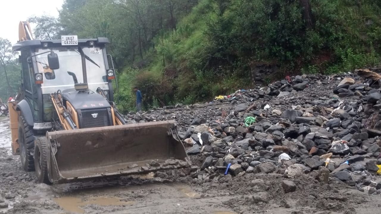 Rudraprayag-Gaurikund Highway debris fell from the hill in Fata rain roads closed Chamoli tharali Dewal