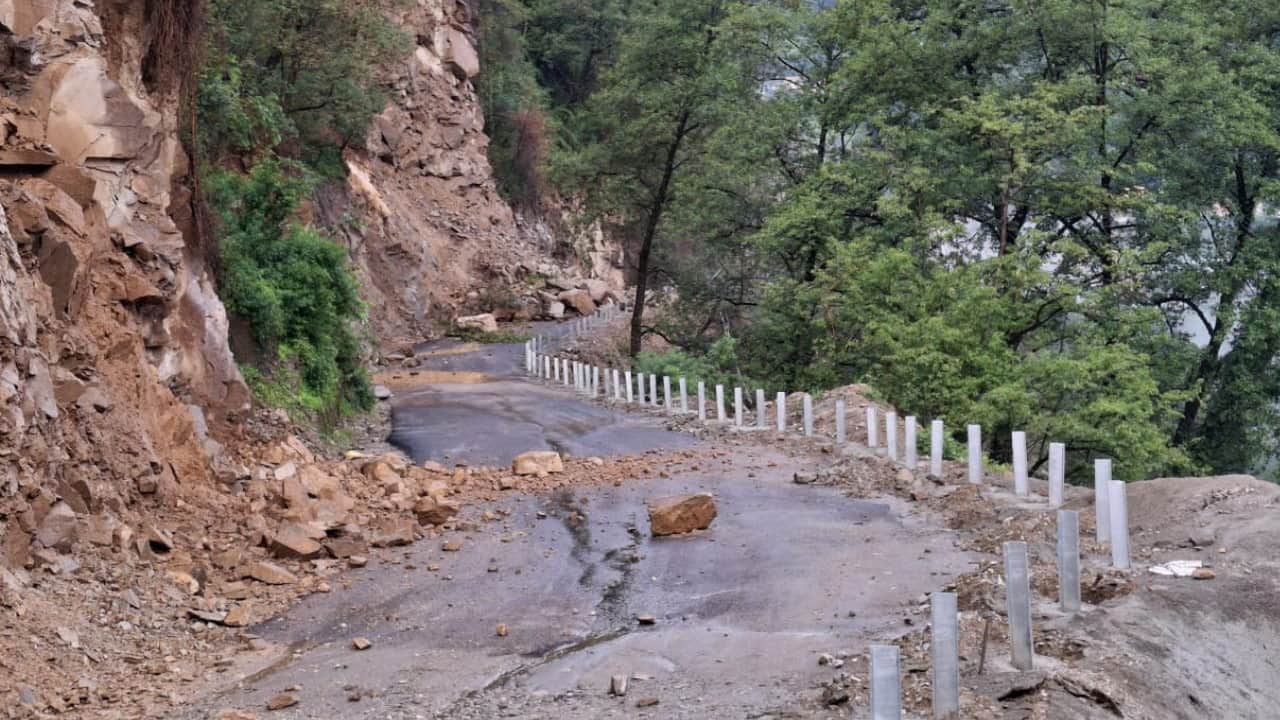 Rudraprayag-Gaurikund Highway debris fell from the hill in Fata rain roads closed Chamoli tharali Dewal