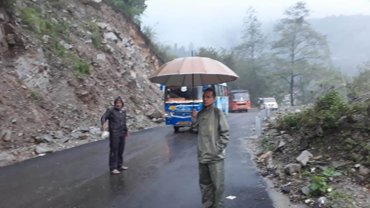 Rudraprayag-Gaurikund Highway debris fell from the hill in Fata rain roads closed Chamoli tharali Dewal