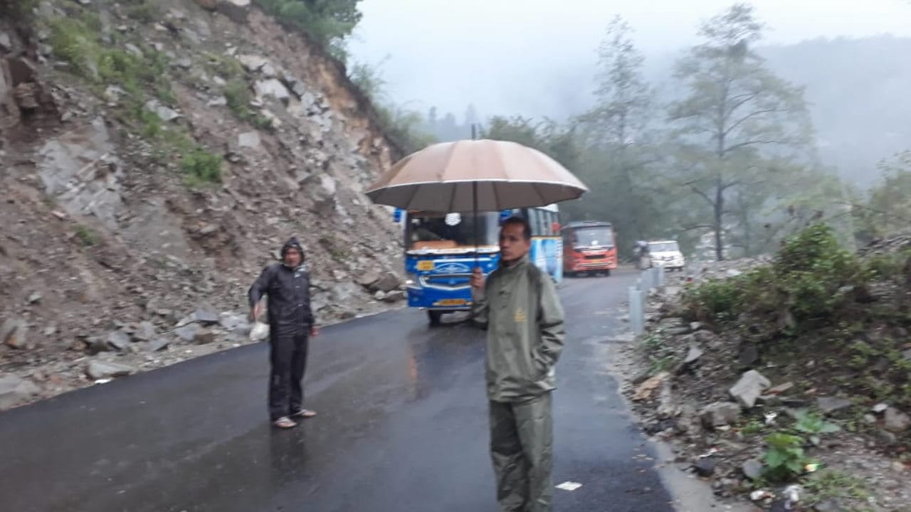 Rudraprayag-Gaurikund Highway debris fell from the hill in Fata rain roads closed Chamoli tharali Dewal