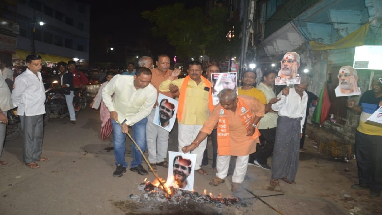 BJP expressed protest in Varanasi on Rahul Gandhi s statement regarding Hindus in the House.