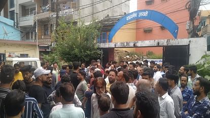 Almora: व्यापारी की कनपटी पर ताना तमंचा...फिर पीटा, नगर में तोड़फोड़ कर मचाया उत्पात; युवकों ने फैलाइ अराजकता Youths beat businessman by pointing gun in almora