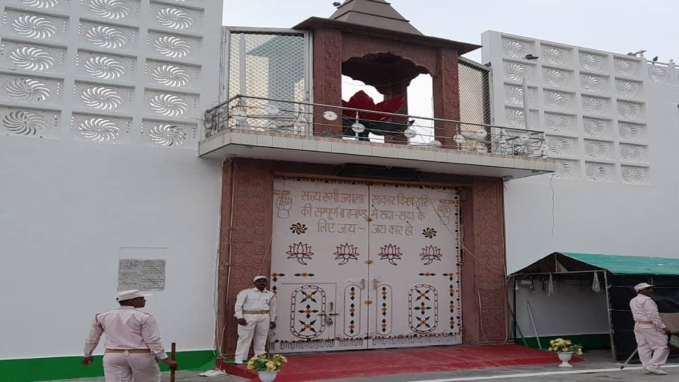 Bhole Baba ashram built on 30 bighas and followers rest house on five bighas In Kasganj army of volunteers