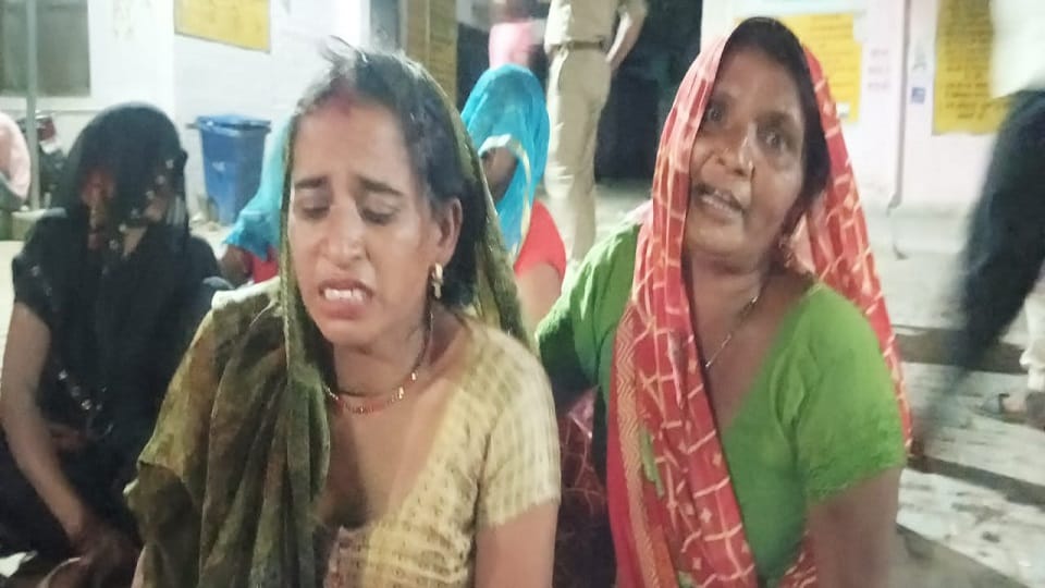 Death of three friends: Dead bodies were trapped in car out by cutting window Agra accident