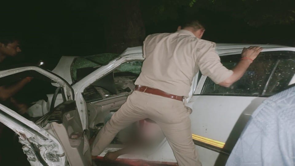 Death of three friends: Dead bodies were trapped in car out by cutting window Agra accident